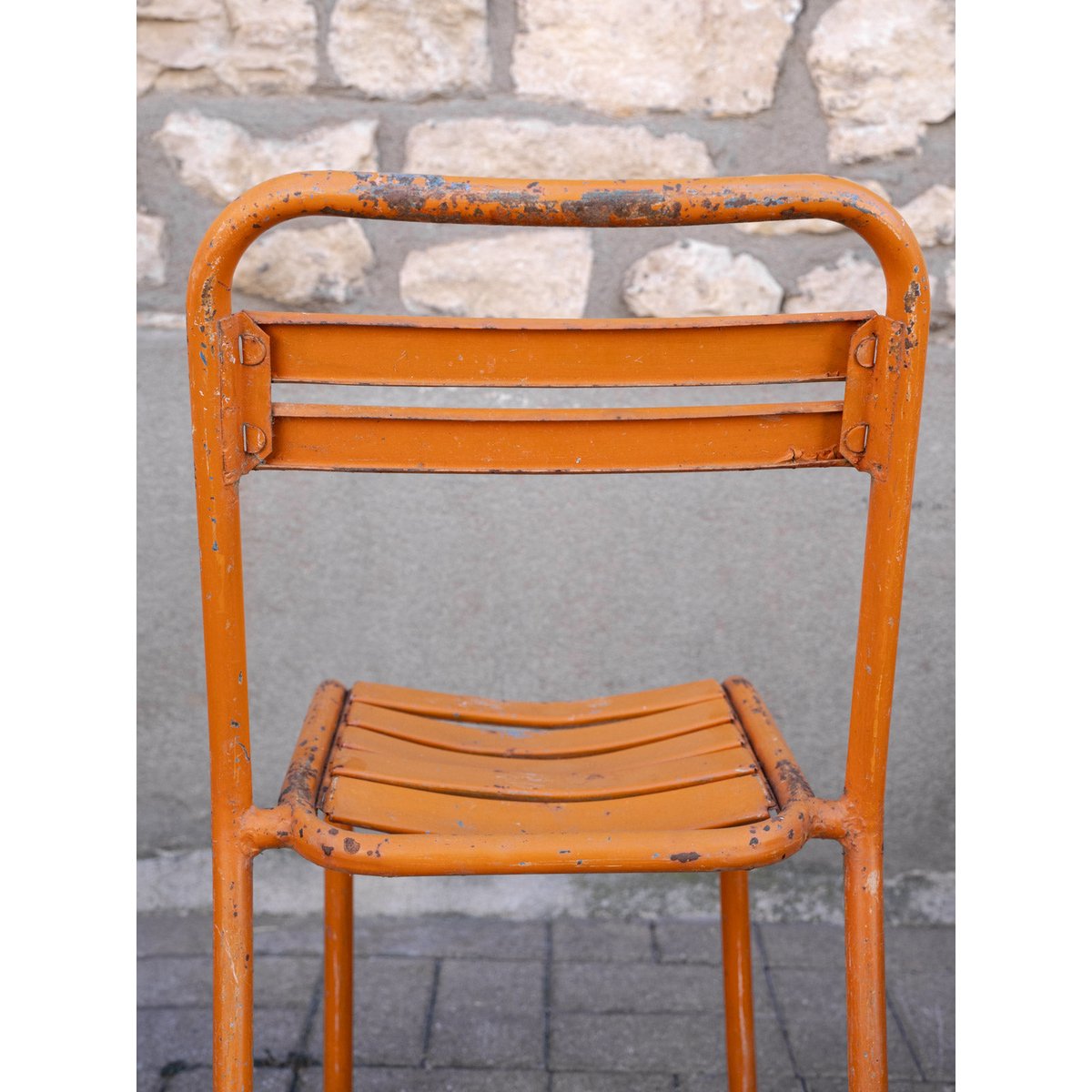 Paire de chaises Tolix en métal orange Alma N°1943 - Bon état orange, DEBONGOUT