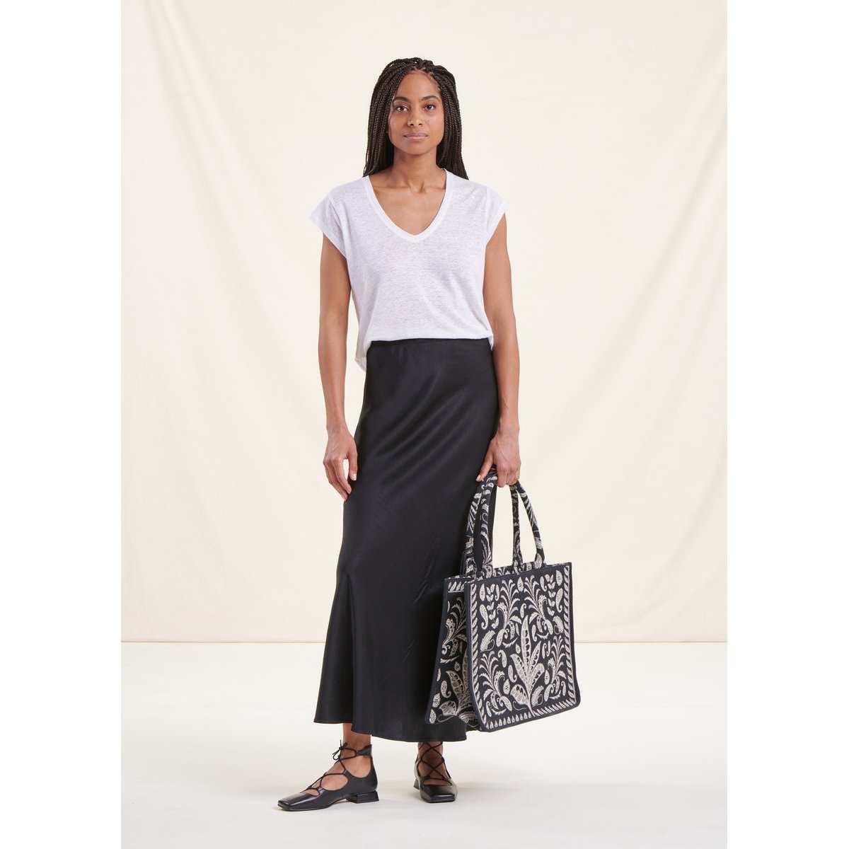 Jupe longue fluide en satin noir, LA FEE MARABOUTEE