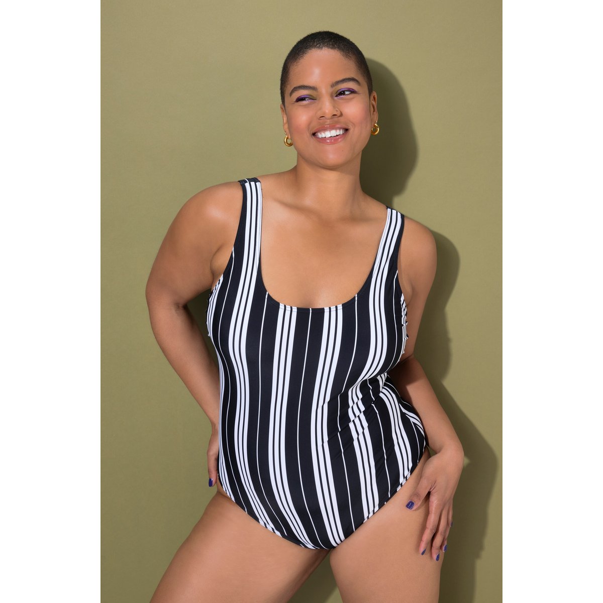 Maillot de bain rayé. Bonnets souples noir, STUDIO UNTOLD