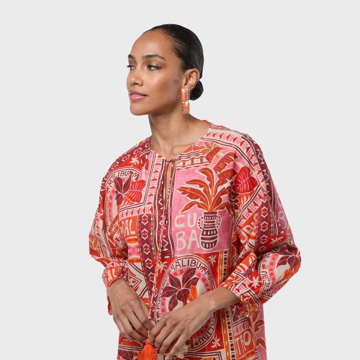 Robe courte imprimée à manches longues avec lien pompon corail, LOLA CASADEMUNT