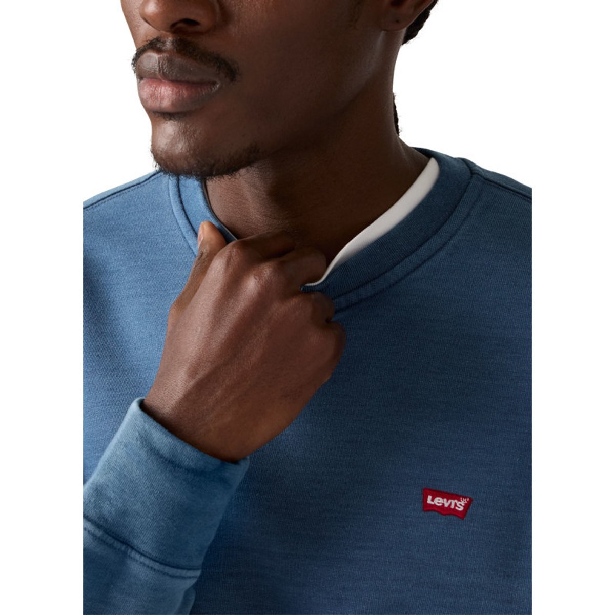 Pull en coton bleu à coupe droite effet délavé pourvu d'un col rond bleu, LEVI'S