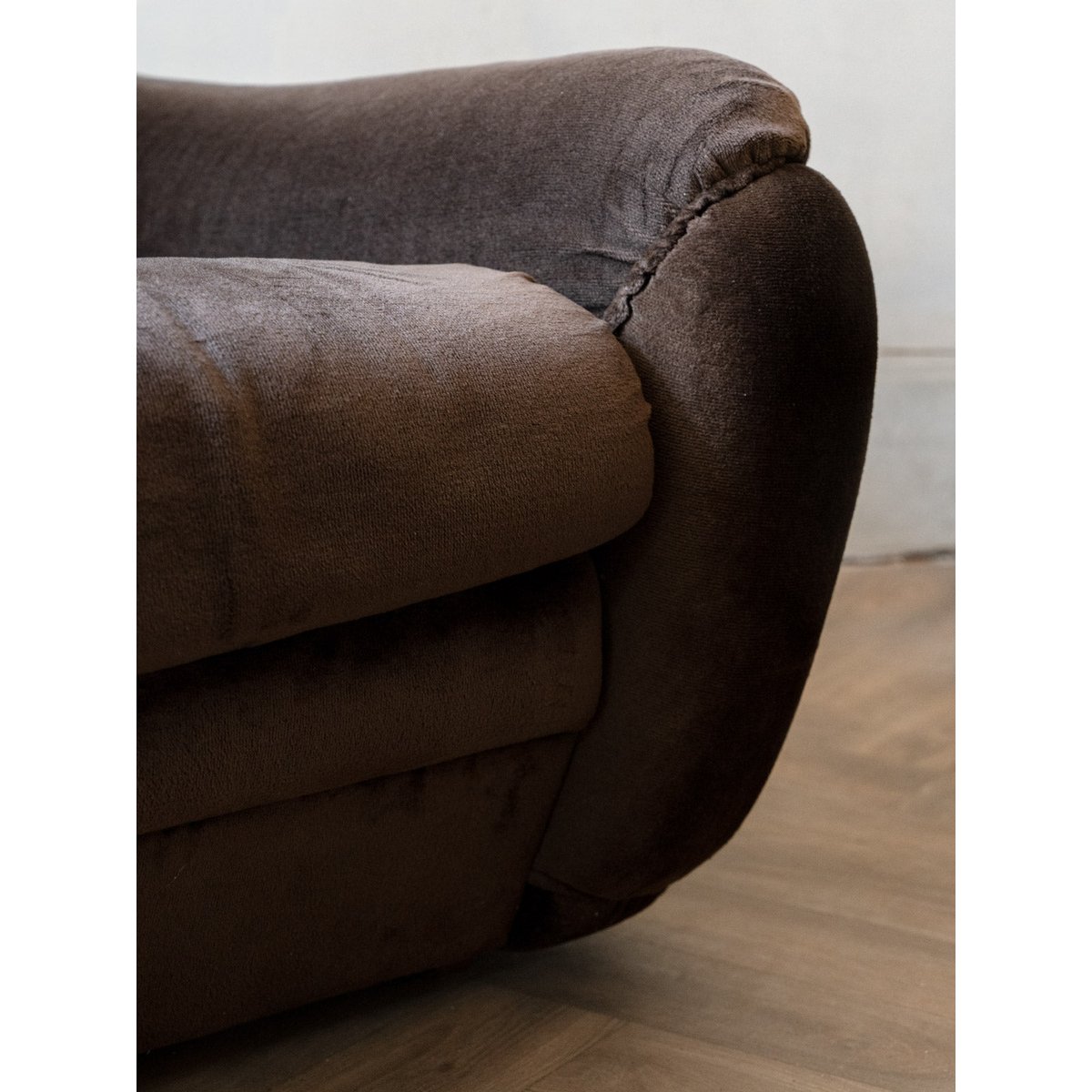 Paire de chauffeuses en velours marron Olivia N°94 - Bon état marron, DEBONGOUT