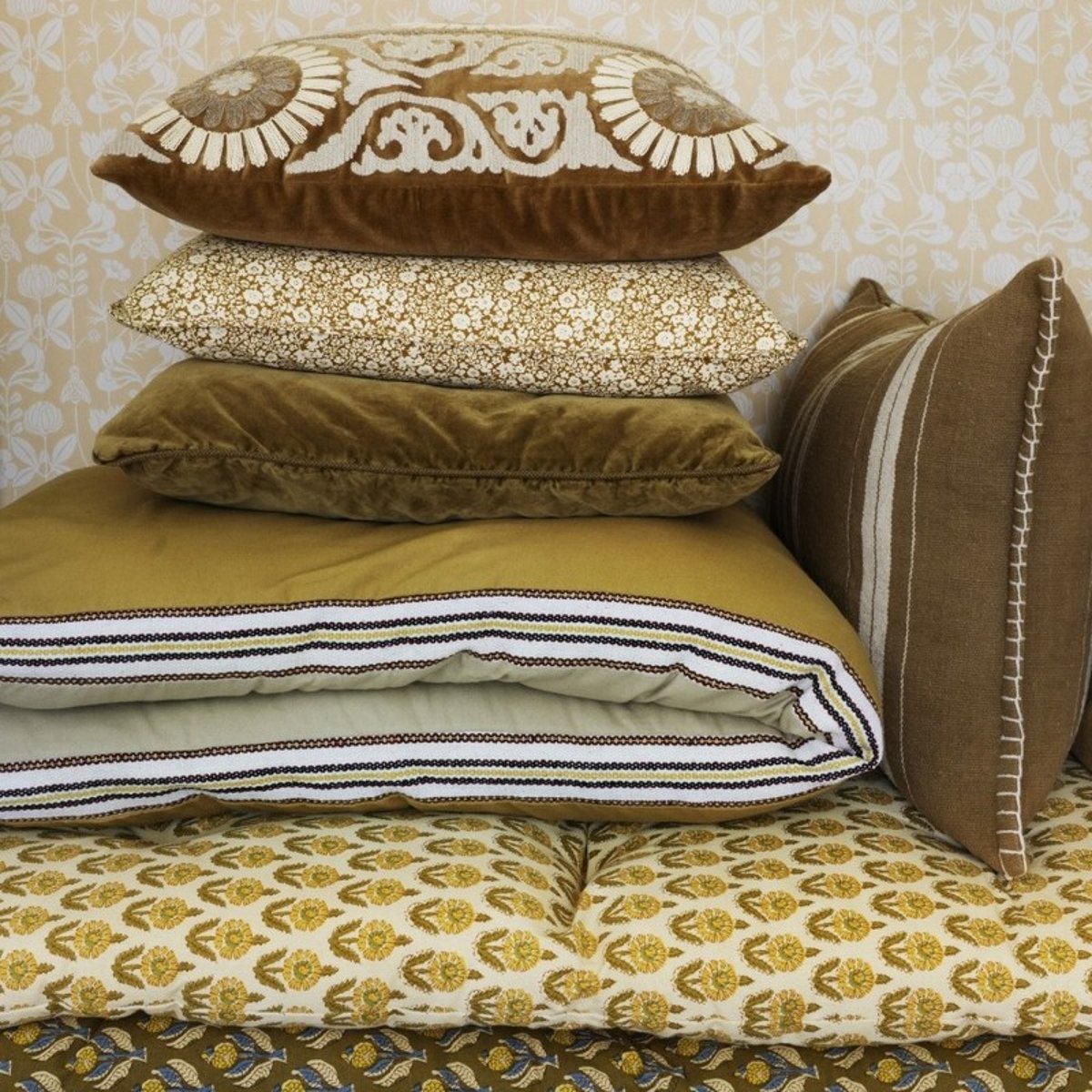 Housse de coussin velours broderie florale suzani caramel, MADAM STOLTZ