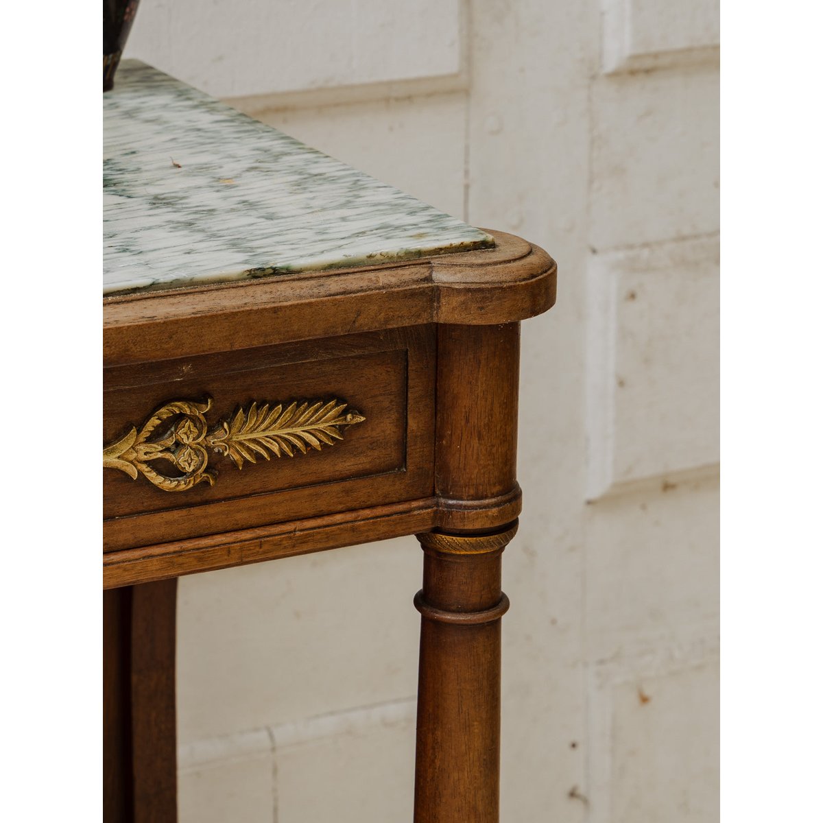 Meuble d'appoint en bois et marbre Francine N°967 - Bon état bois foncé, DEBONGOUT