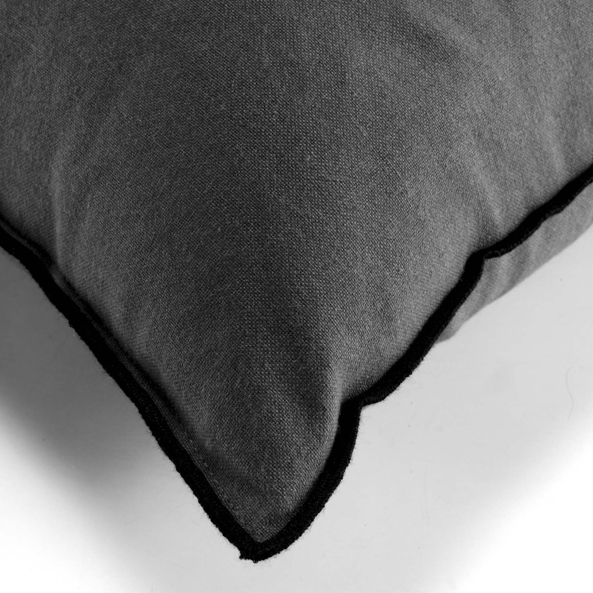 Coussin avec surjet en coton recyclé gris anthracite, DOUCEUR D'INTÉRIEUR