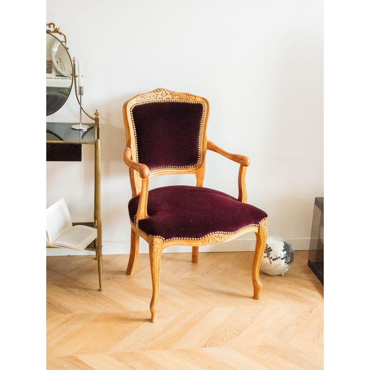 Fauteuil en velours violet Ernest N°689 - Bon état bois clair, DEBONGOUT