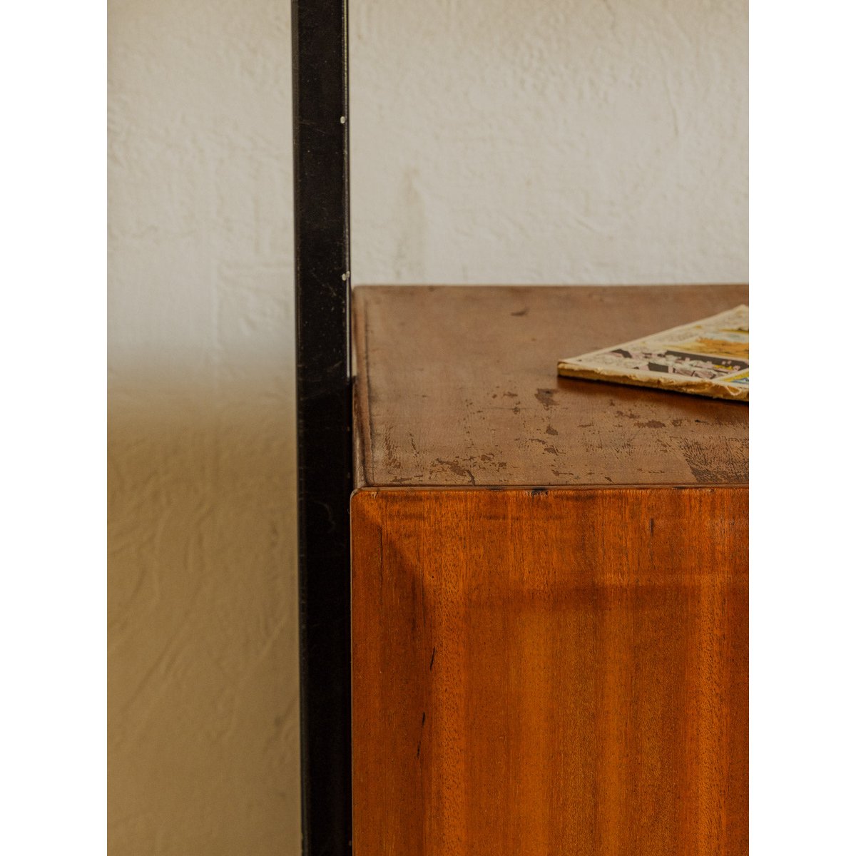 Bibliothèque en bois et métal noir Madeleine N°752 - Bon état bois foncé, DEBONGOUT