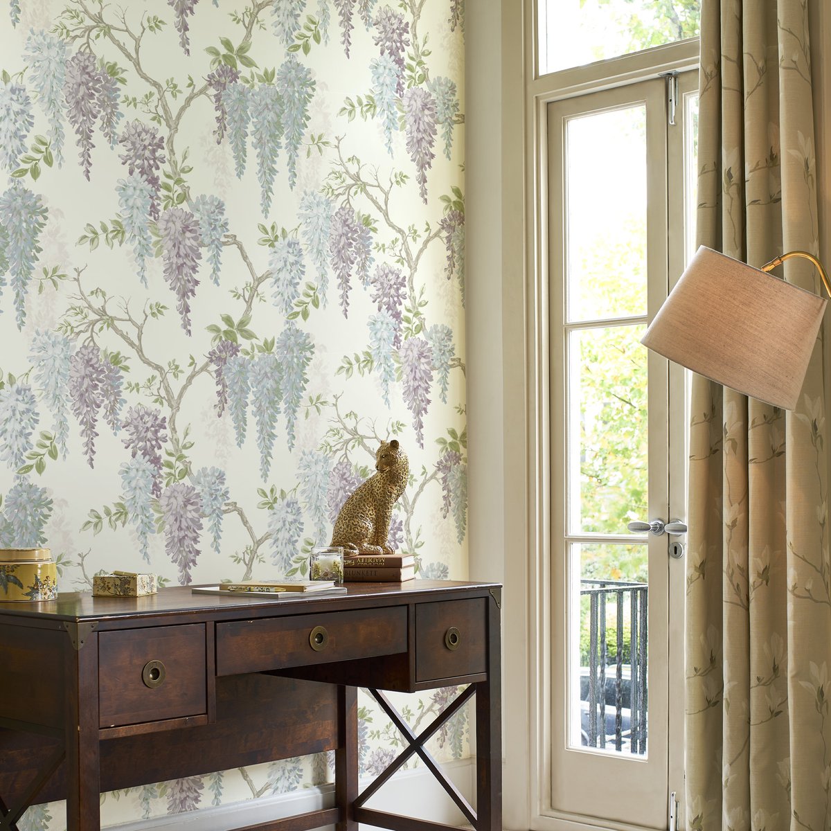 Papier peint Treilles de fleurs de Glycine Wisteria Garden bleu/parme, LAURA ASHLEY