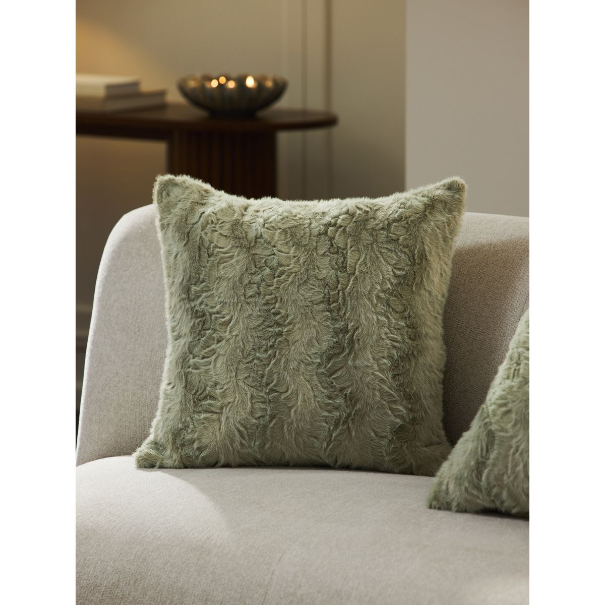 Coussin douillet en imitation fourrure à motif vert sauge, NEXT