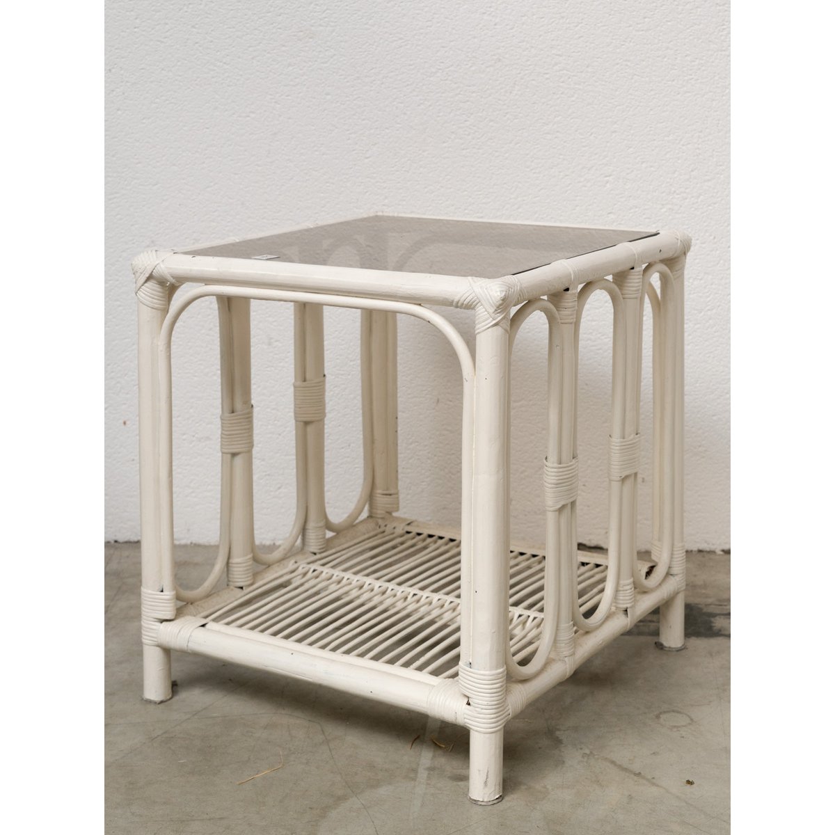 Table d'appoint en verre et rotin blanc Francine N°1683 - Bon état blanc, DEBONGOUT