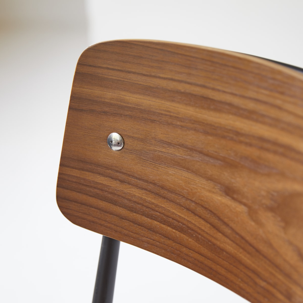 Chaise en Noyer massif, MIO noir, TIKAMOON