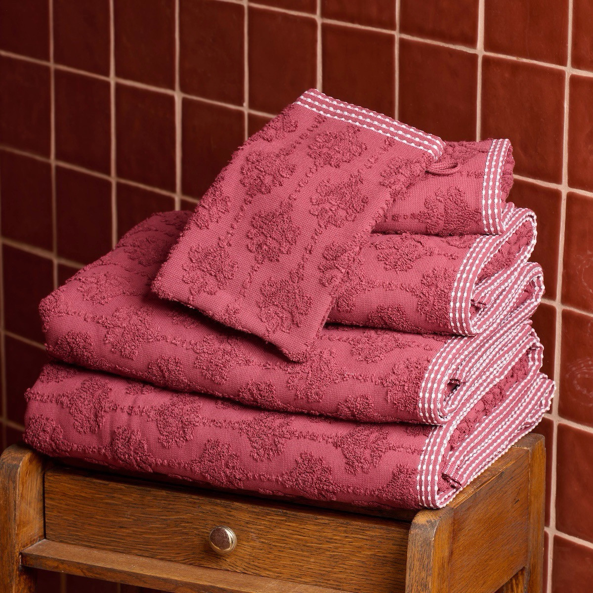 Serviette invitée Néroli - Éponge jacquard ciselée prune, TRADITION DES VOSGES