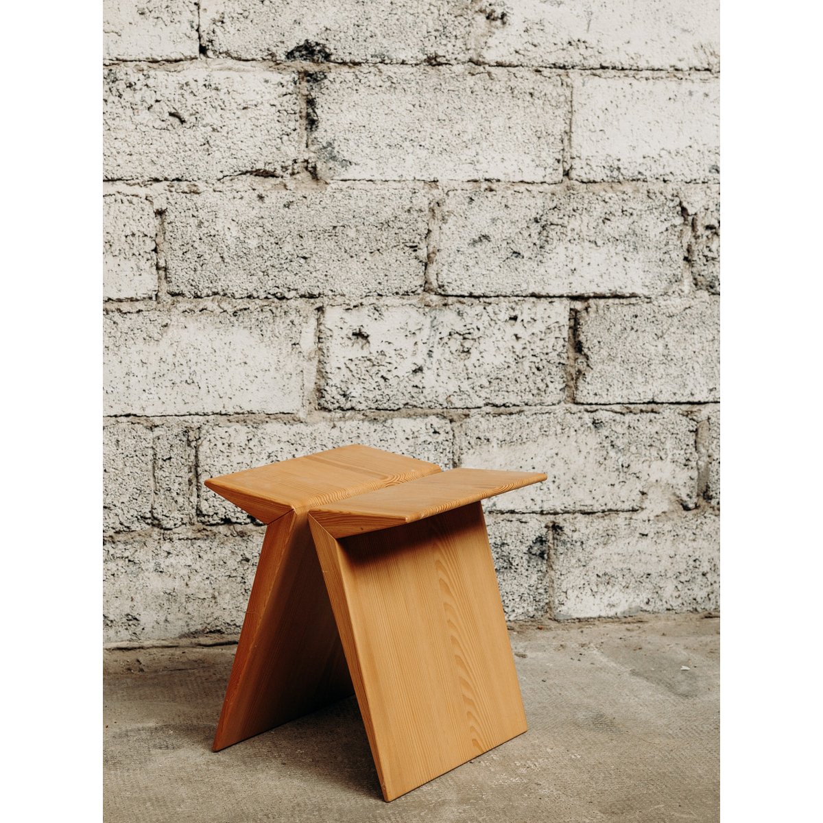 Tabouret en bois massif Axel N°369 - Bon état bois, DEBONGOUT