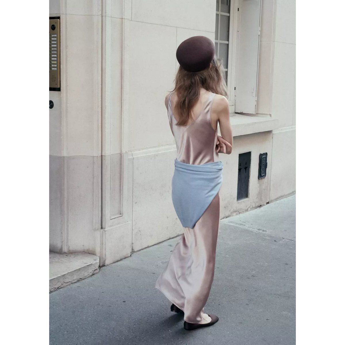 Robe satinée effet froissé rose pastel, MANGO
