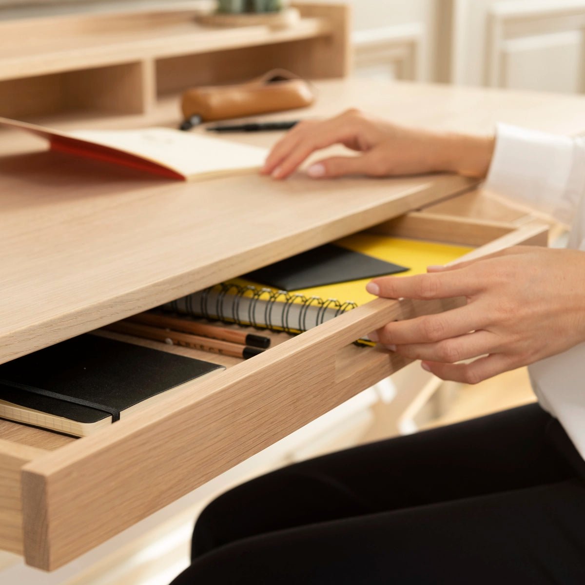 Bureau en chêne et métal coloré, HYPPOLITE blanc, HARTO
