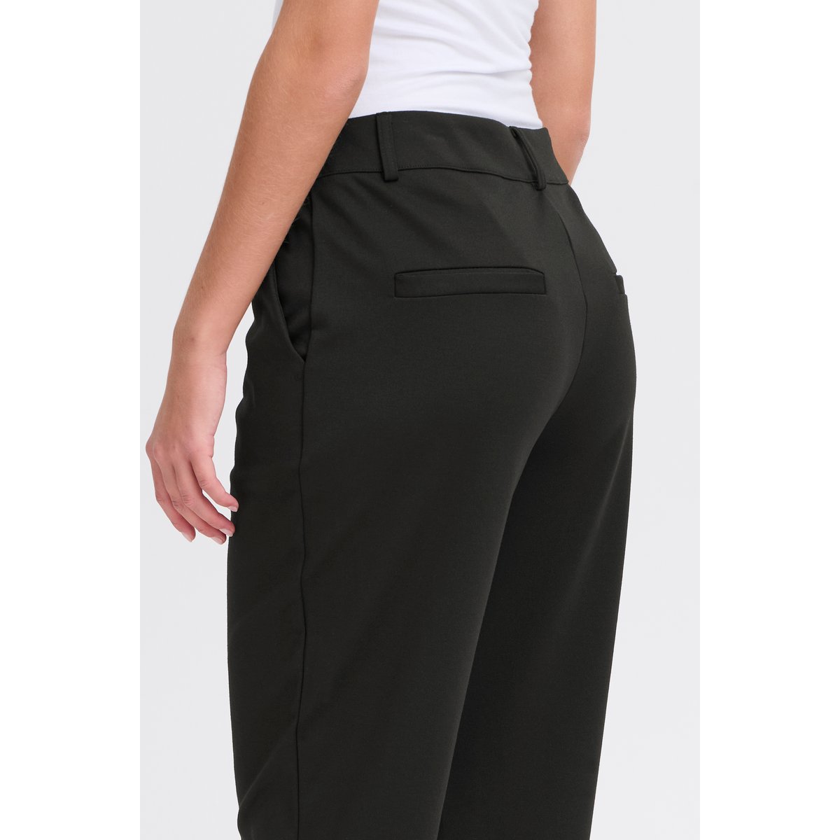 Pantalon coupe classique, jambes droits, taille mi-haute noir, ICHI
