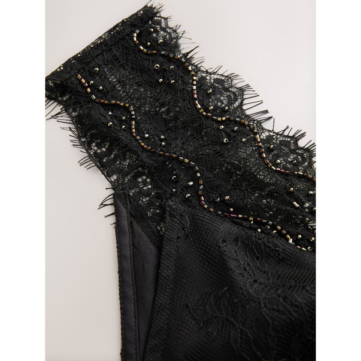 Robe mi-longue en satin à col v dentelle noir, NEXT