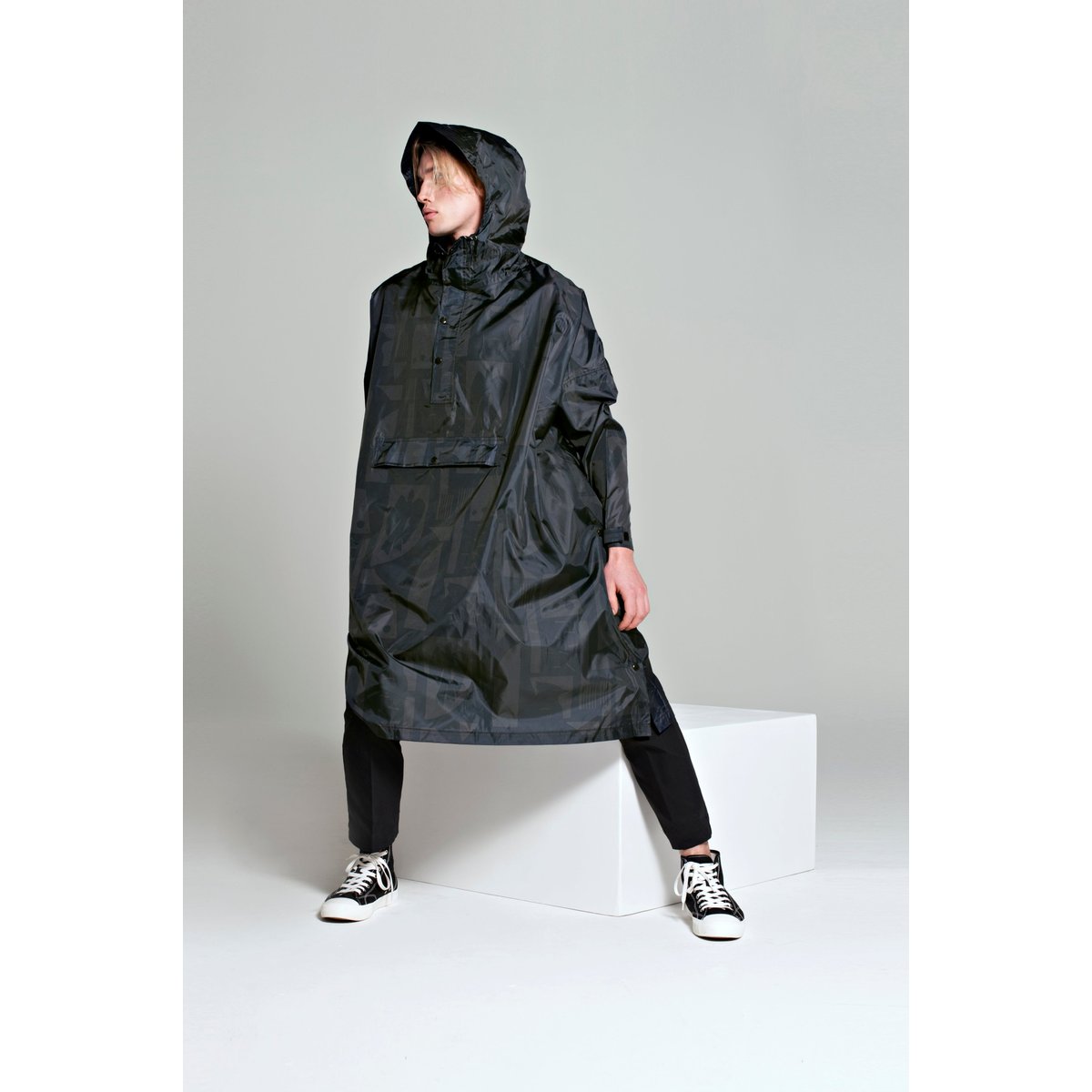 Poncho de pluie imperméable BACK TO BLACK ART CAMO noir absolu, RAINKISS