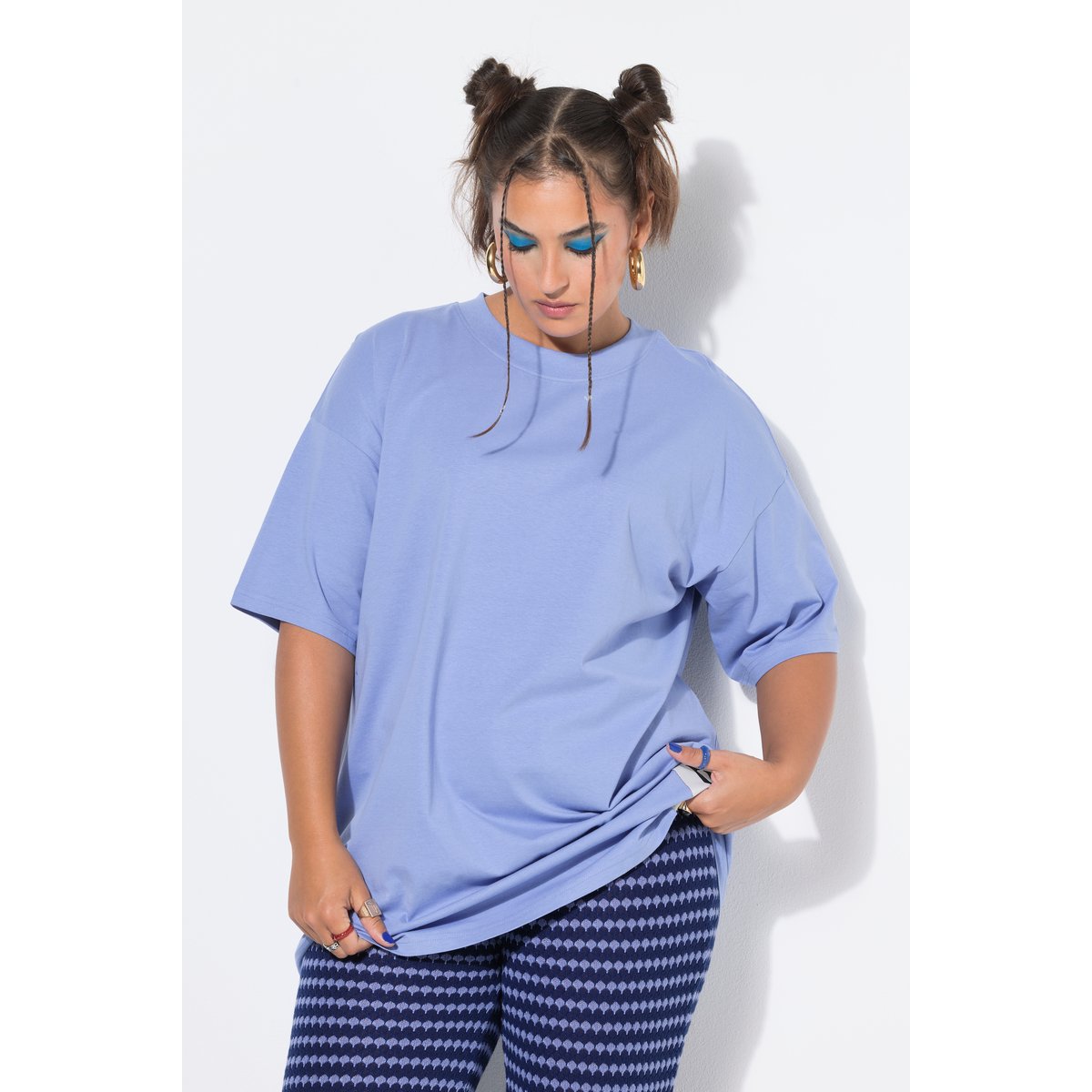 T-shirt oversize. Manches courtes. Patch bleu clair, STUDIO UNTOLD