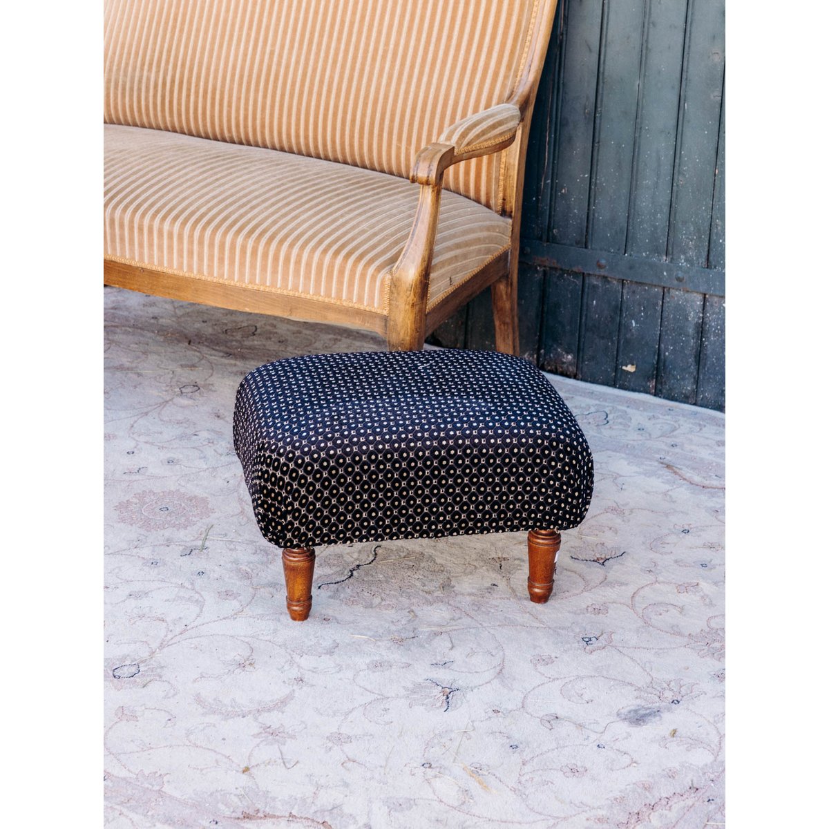Pouf retapissé en tissu noir à motifs Jean-Philippe N°100 - Bon état noir, DEBONGOUT