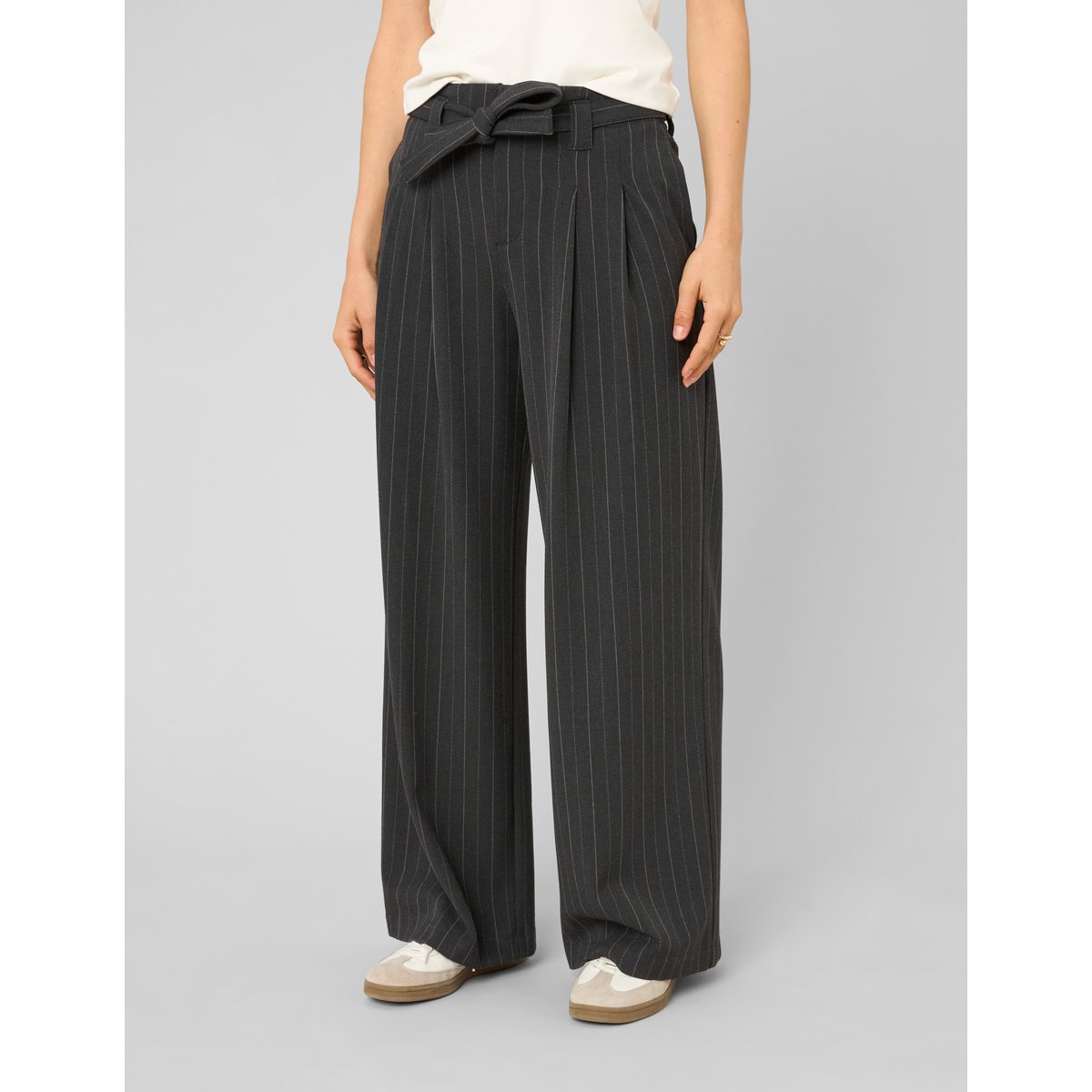 Pantalon en flanelle ceinturé à rayures gris anthracite, BZB