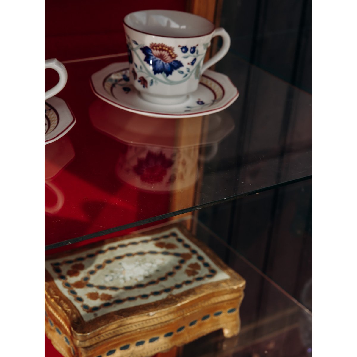 Vitrine en chêne massif Victoria N°1292 - Bon état bois clair, DEBONGOUT