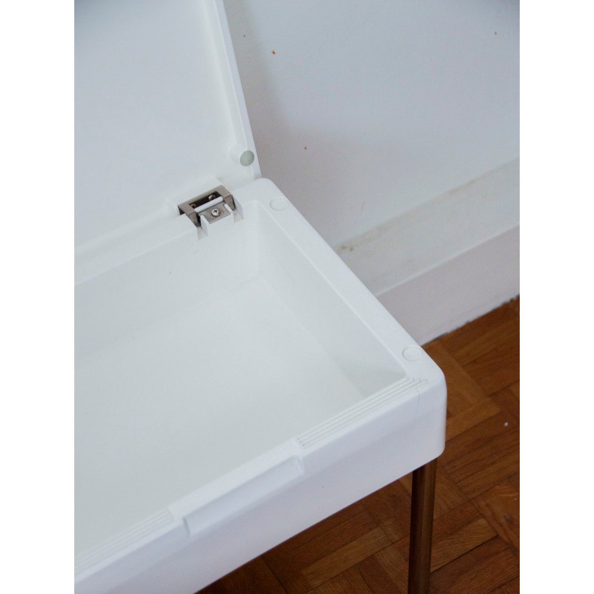 Table d'appoint chromée et blanche Hanna N°793 - Bon état blanc, DEBONGOUT