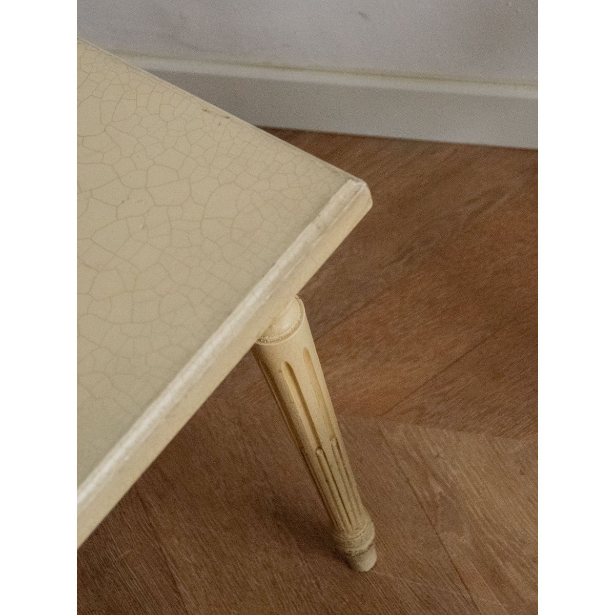 Table basse aux pieds sculptés Léonie N°487 - Bon état beige, DEBONGOUT