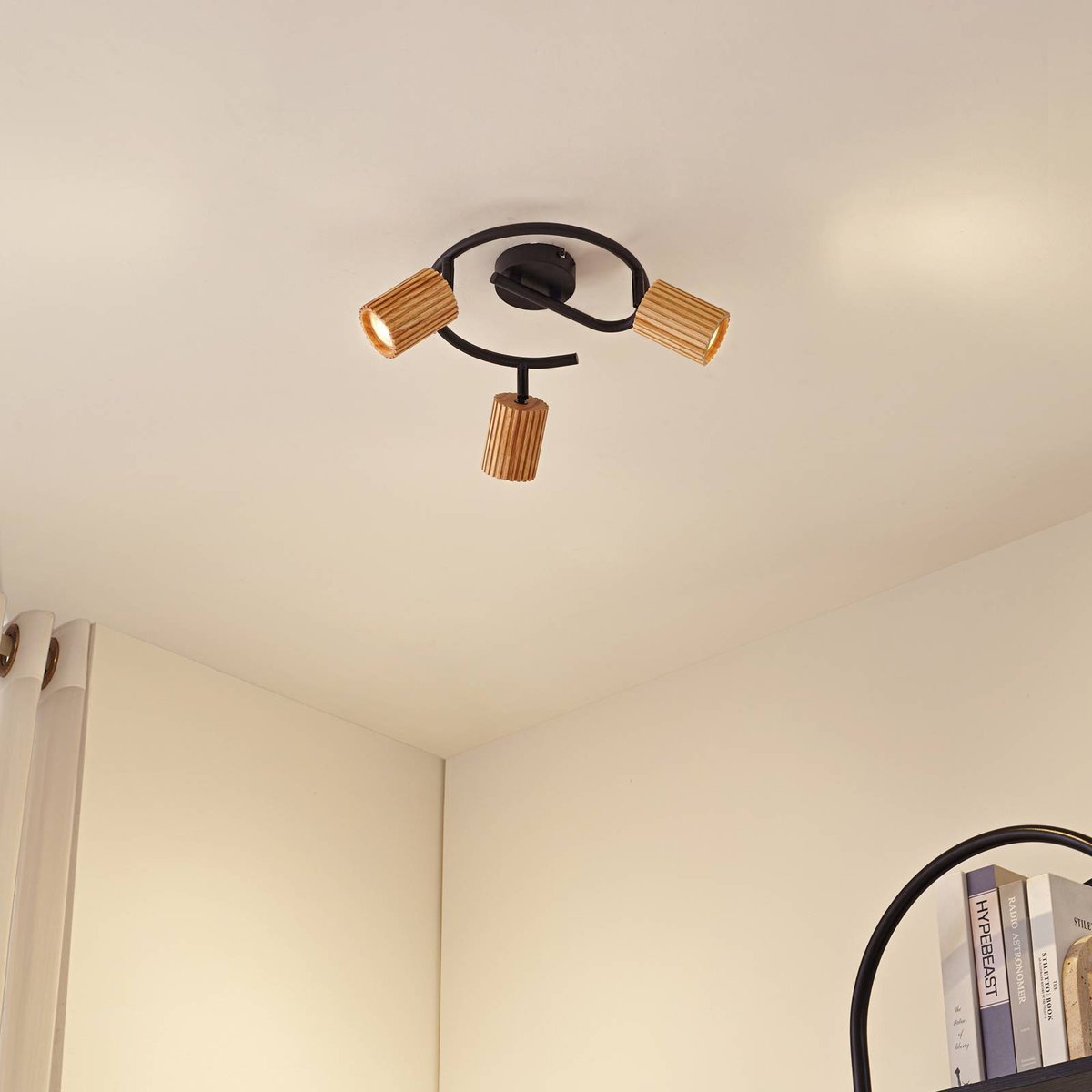 Spot en bois moderne, Stralino couleur bois, noir, LINDBY