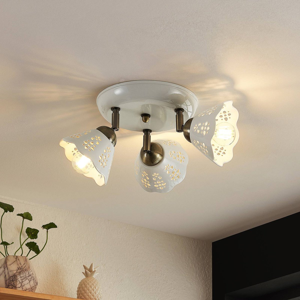 Spot en céramique traditionnel, Efgenia blanc, bronze, LINDBY