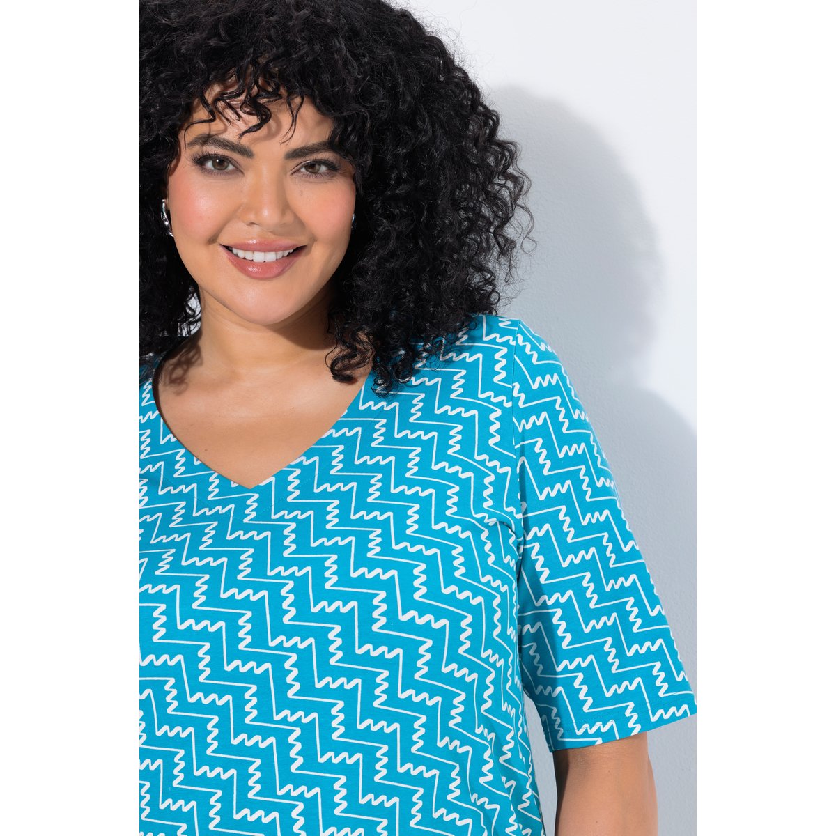 T-shirt à imprimé graphique. Col en V et aqua turquoise, ULLA POPKEN
