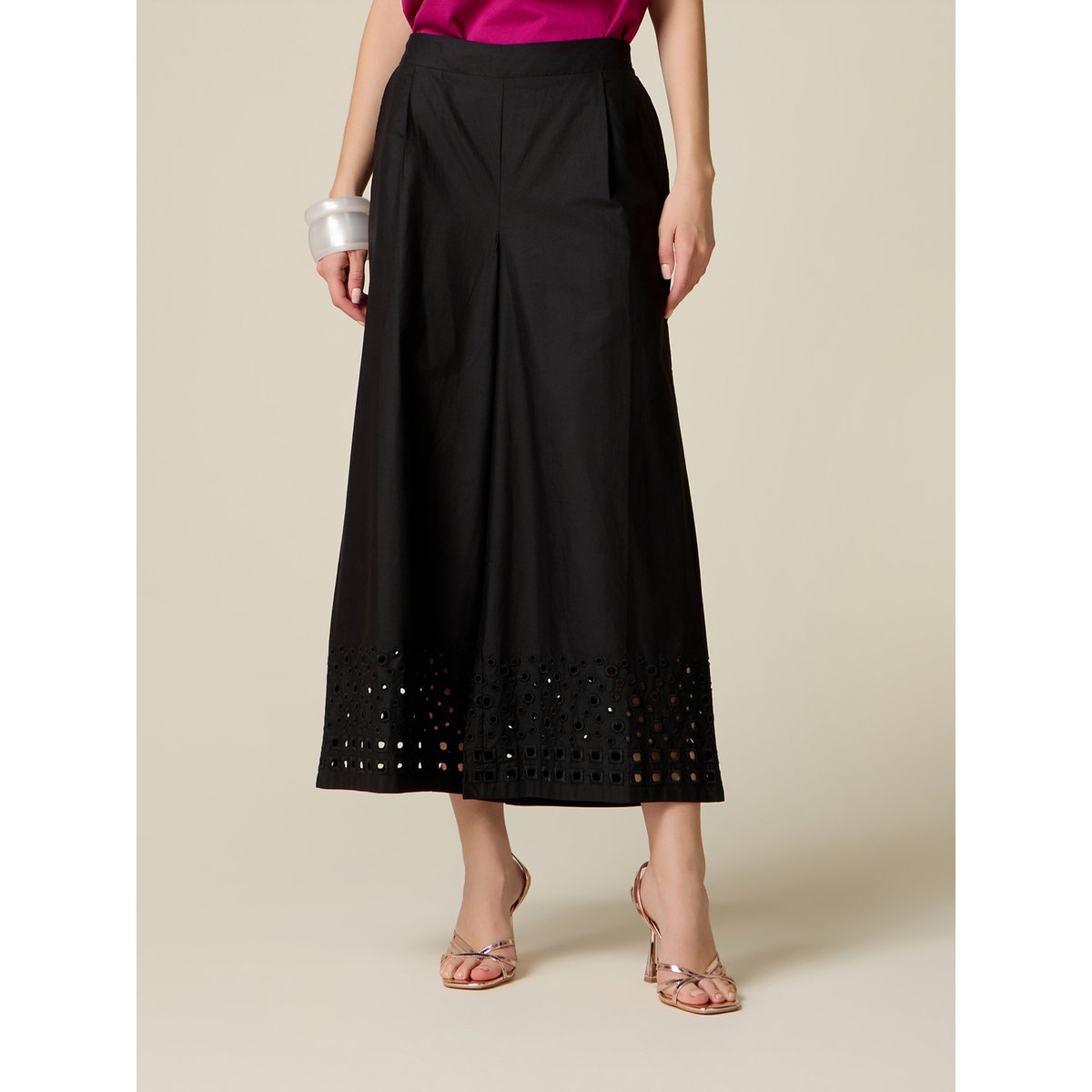 Pantalon cropped avec broderie sur le bas noir, OLTRE