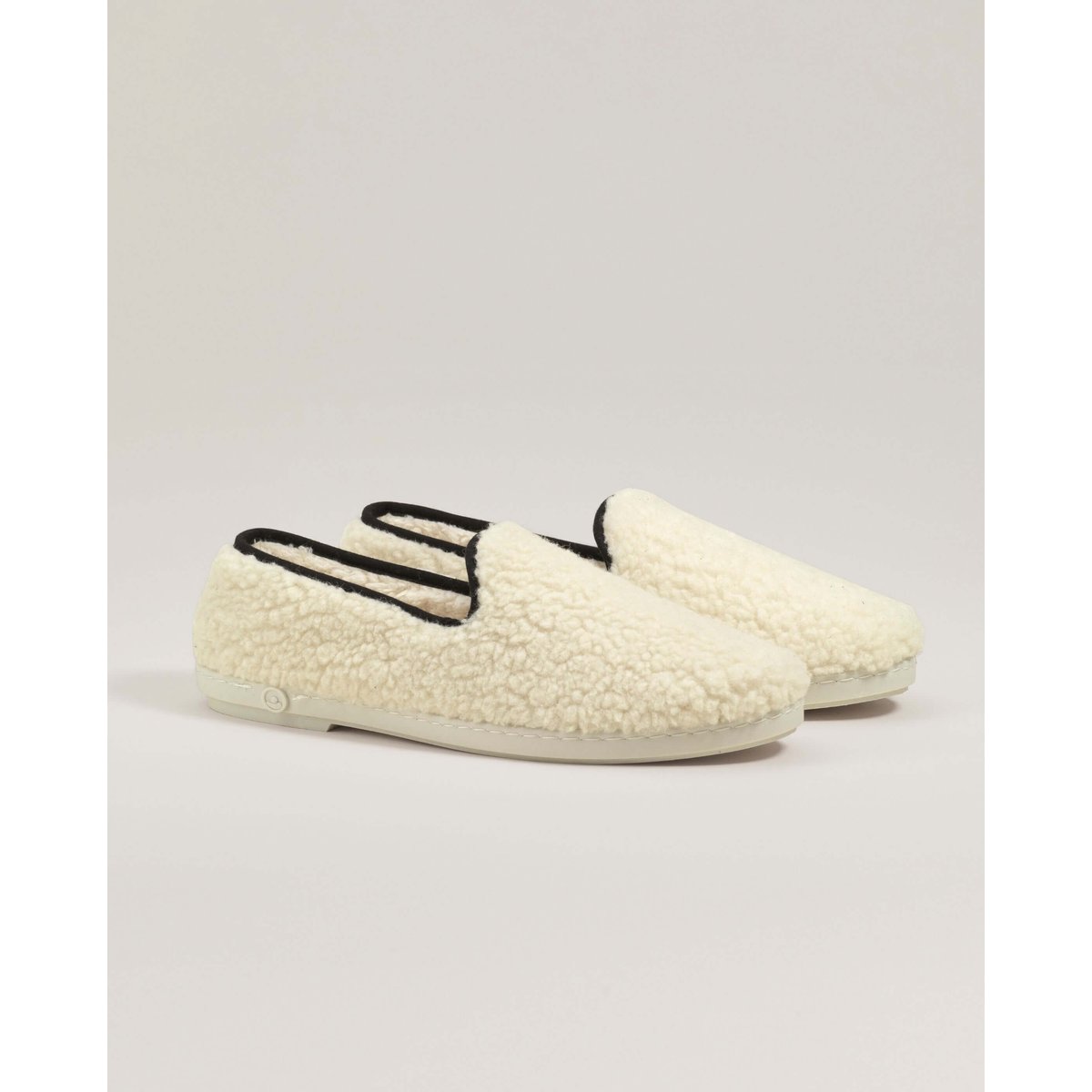Chaussons en bouclette de laine blanc noir, ANGARDE