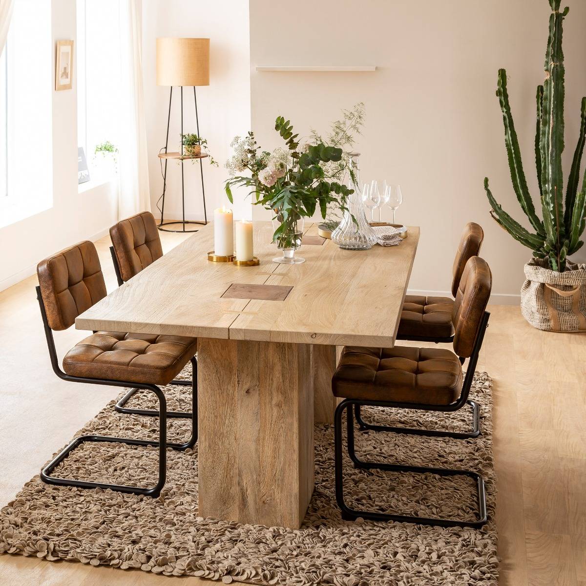 Table à manger en bois de manguier VIVIEN bois clair, MADE IN MEUBLES