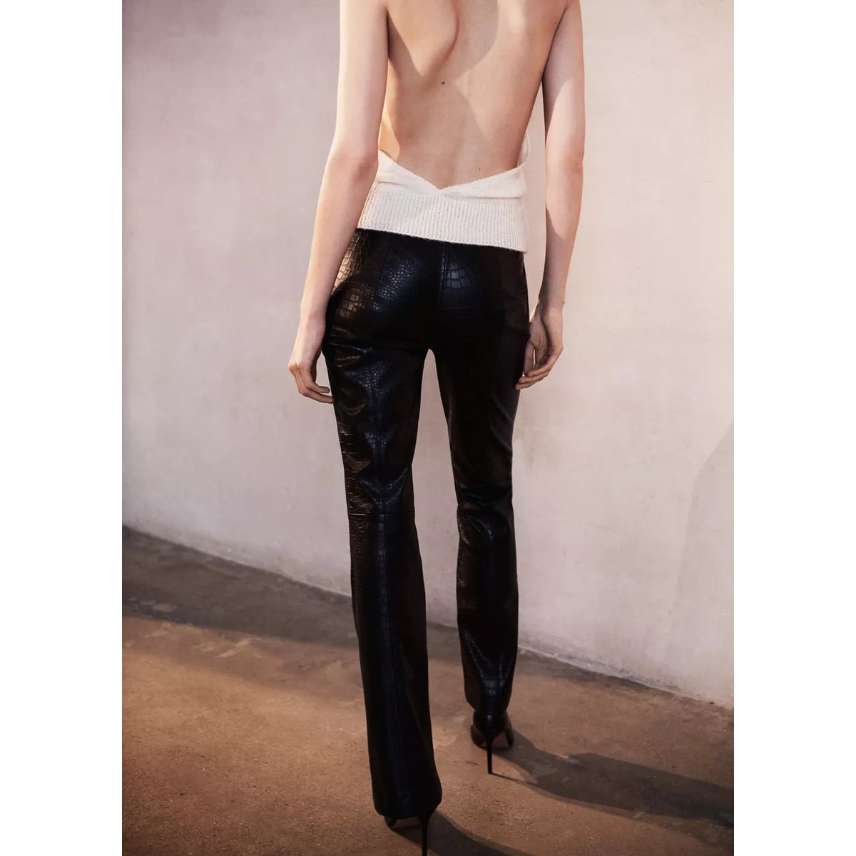 Pantalon évasé effet croco noir, MANGO