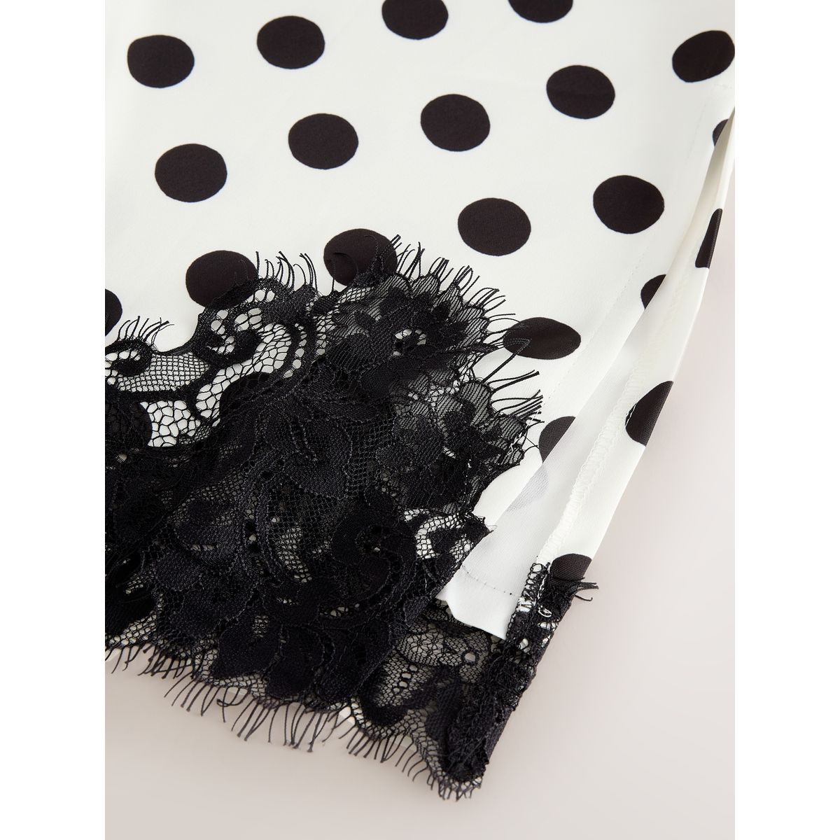 Jupe mi-longue en satin à liseré dentelle crème/pois noirs, NEXT