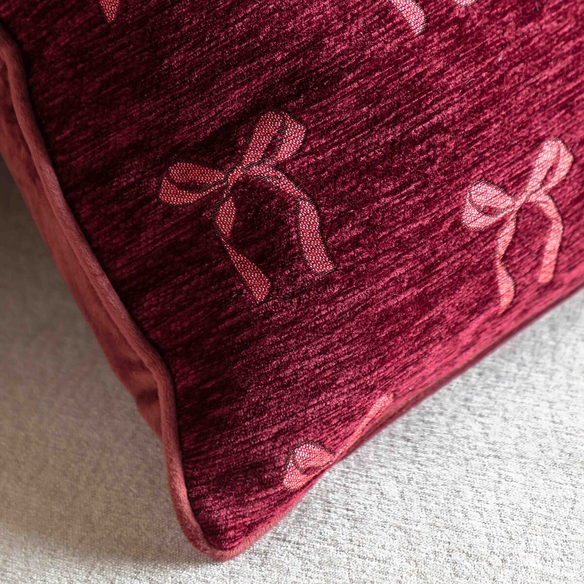 Vintage Bow Chenille Cushion red, ÉDITÉ