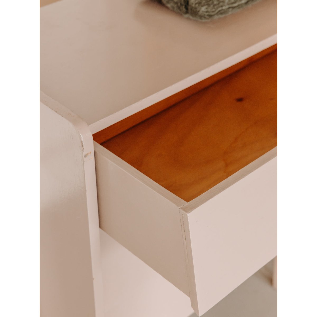 Commode au bois teint en mauve Olga N°1106 - Bon état violet, DEBONGOUT