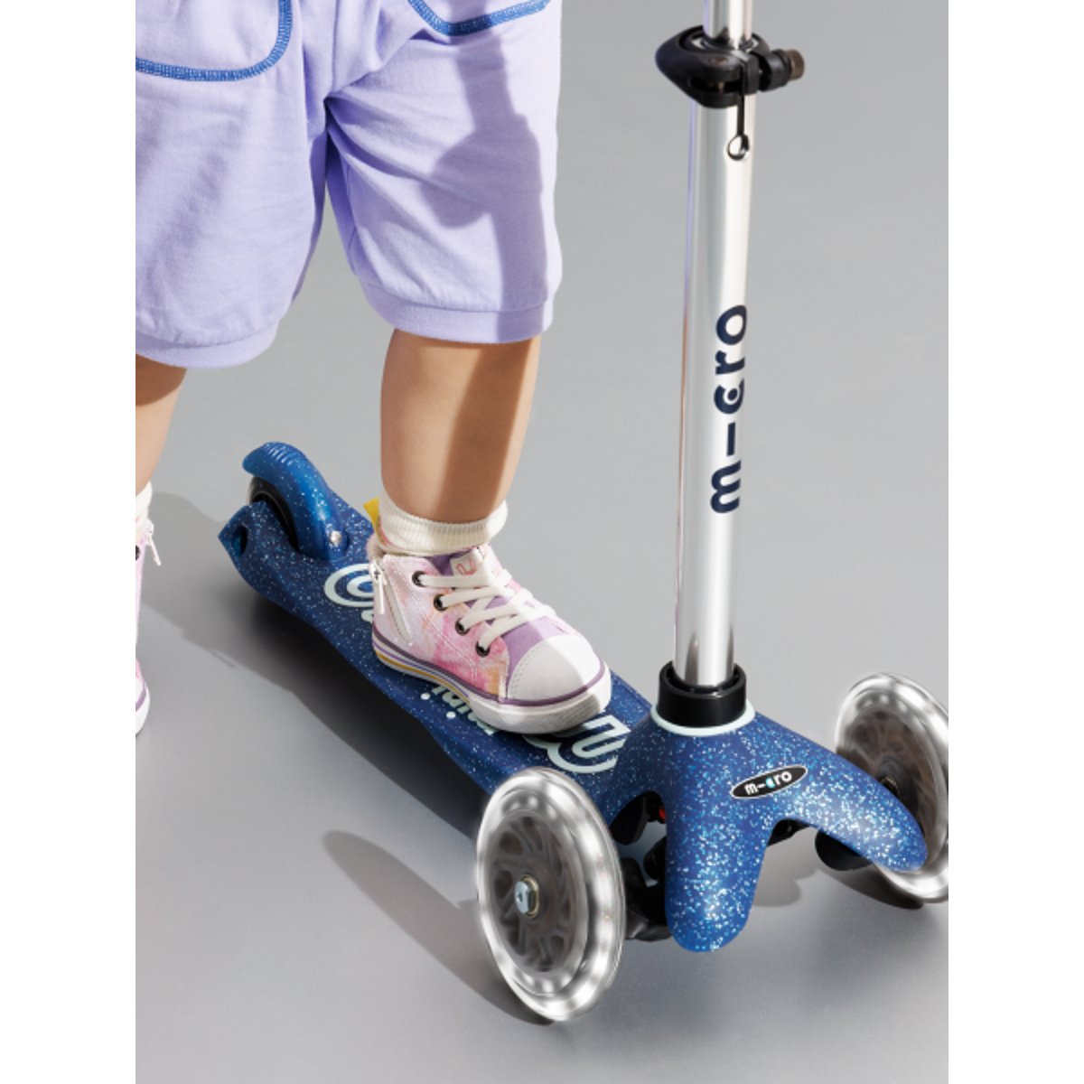 Mini Micro Deluxe Glitter LED - bleu, MICRO MOBILITY