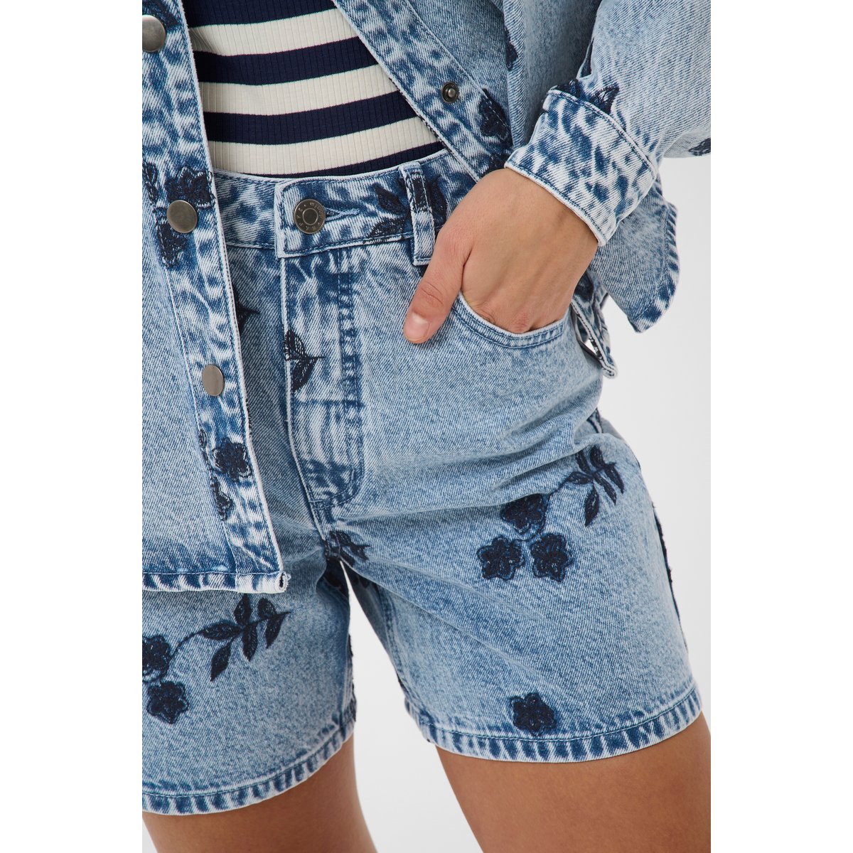 Shorts en jean bleu blue denim w/navy flower emb., KAFFE