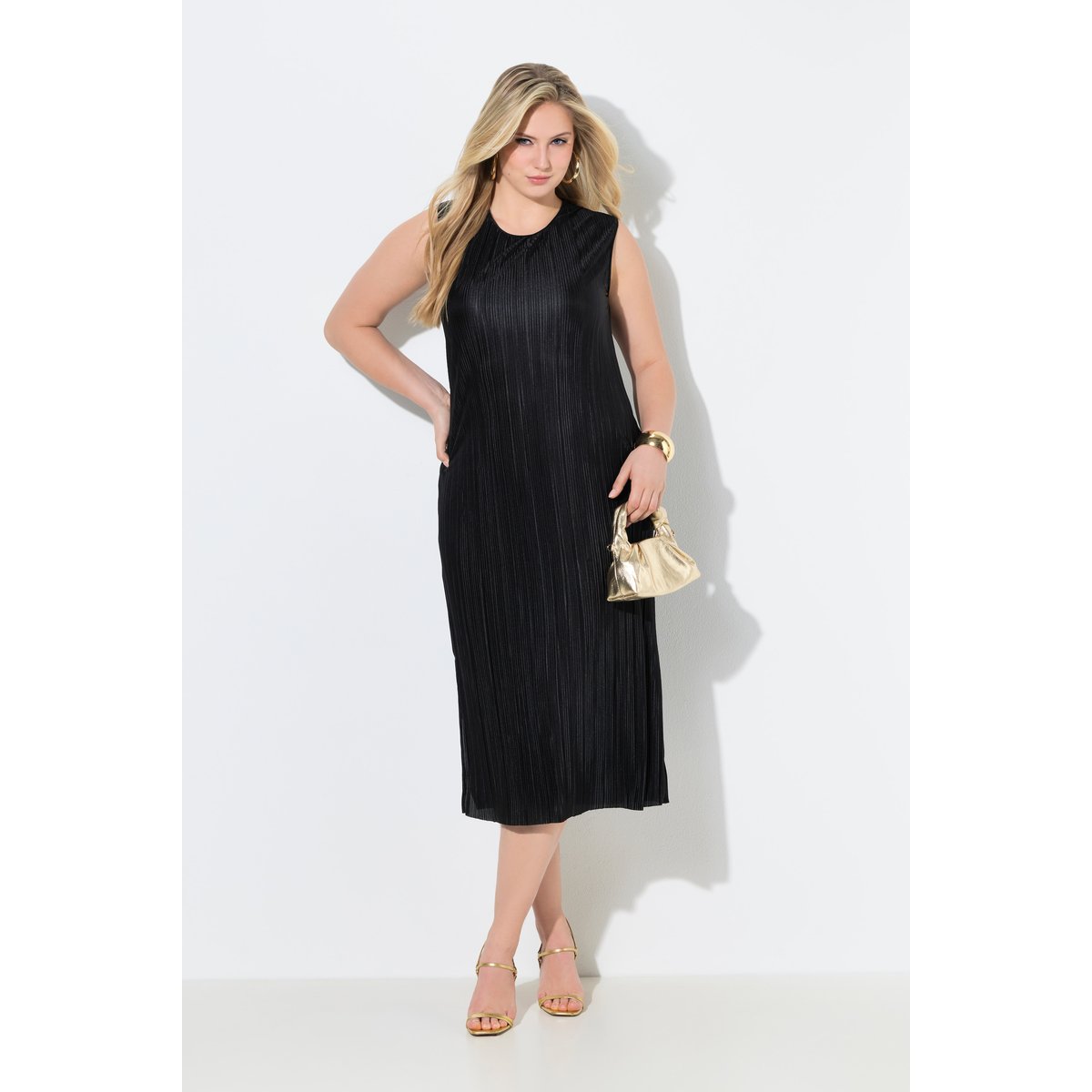 Robe midi plissée. Sans manches. Encolure noir, ULLA POPKEN
