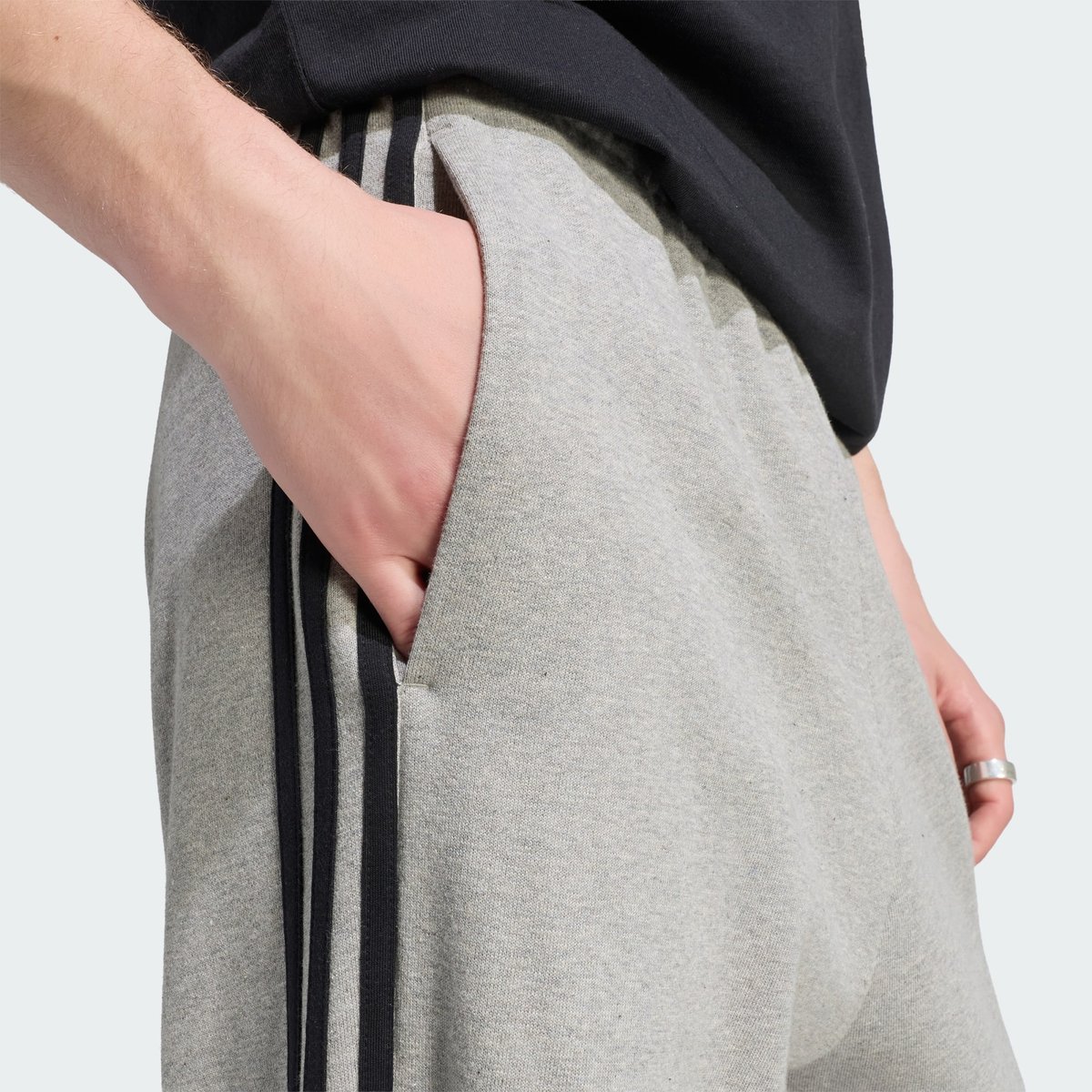 Pantalon Fuselé À Revers French Terry 3 Bandes Essentials Pantalon Fuselé À Revers French Terry 3 Bandes Essentials medium grey heather / white, ADIDAS SPORTSWEAR