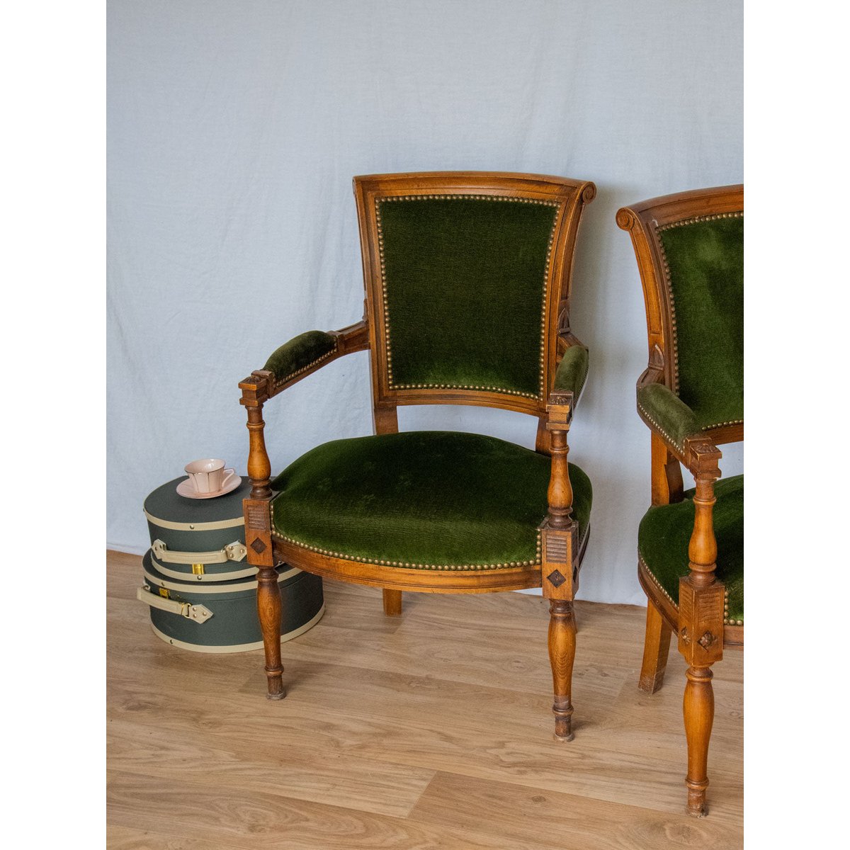 Paire de fauteuils en velours Ernest N°649 - Bon état bois foncé, DEBONGOUT