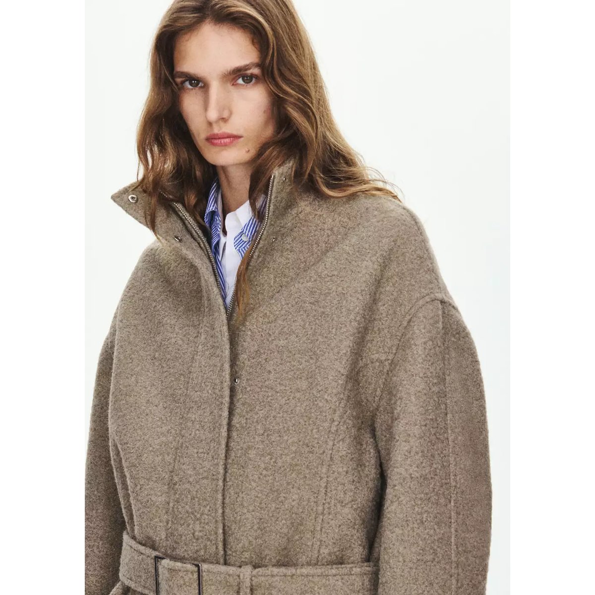 Manteau à col cheminée avec ceinture marron moyen, MANGO