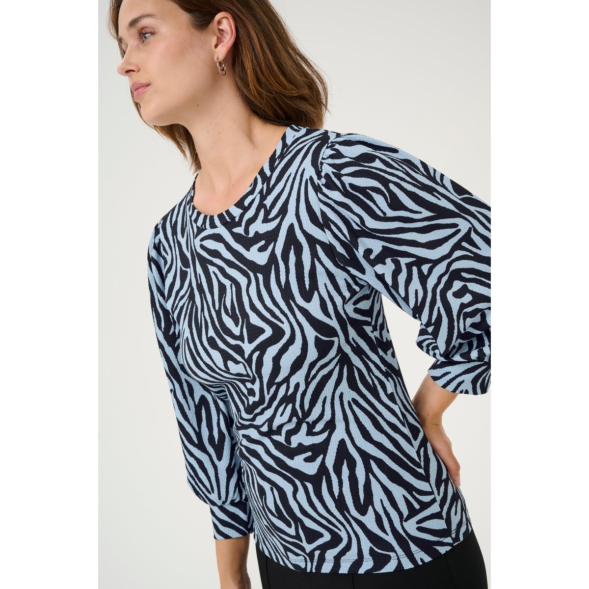 T-shirt bleu/noir graphic, KAFFE