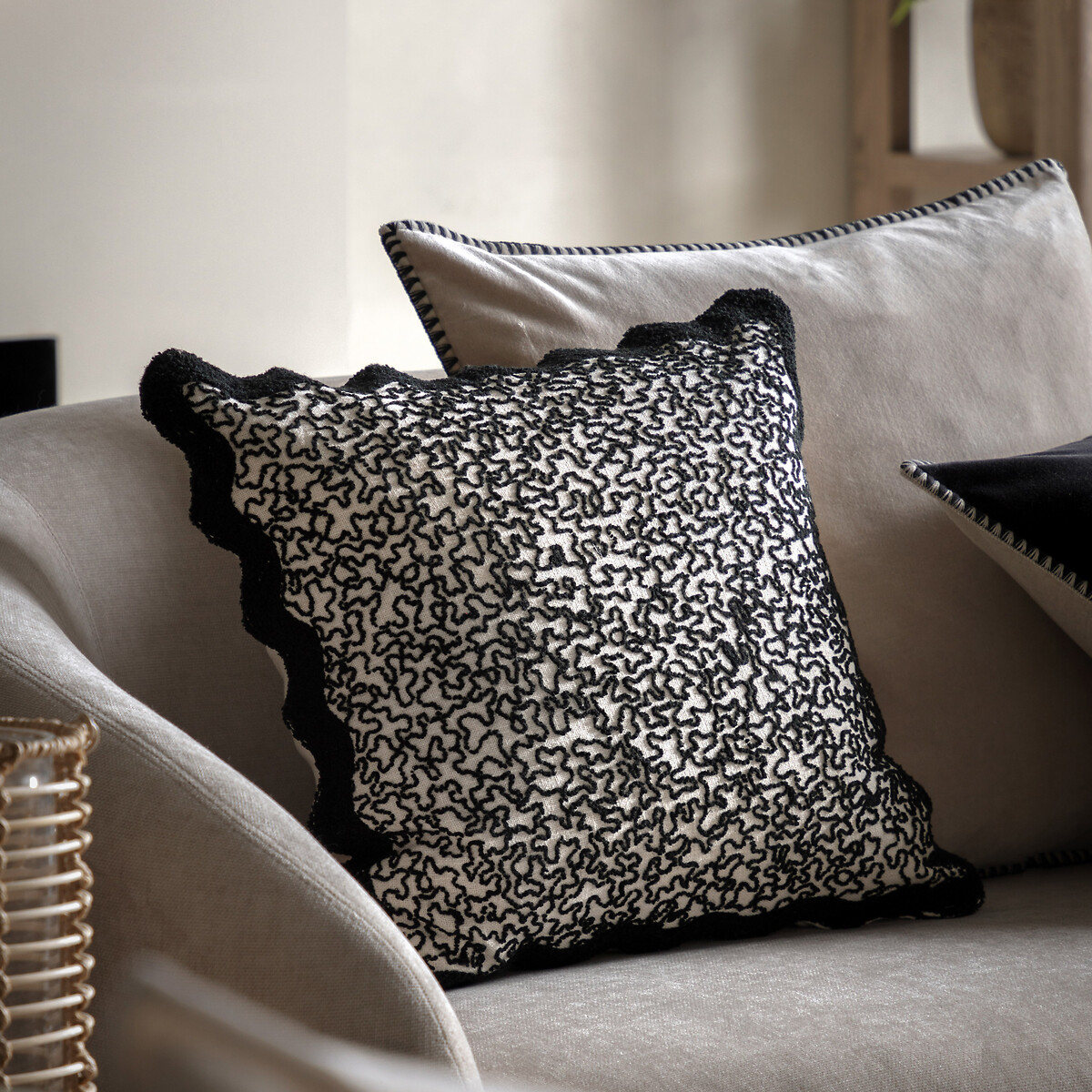 Scalloped Edge Embroidered Cushion black, ÉDITÉ