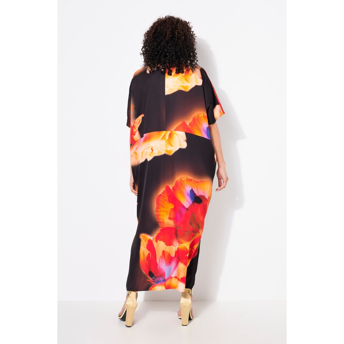 Caftan en satin. Motif fleurs et strass. noir, ULLA POPKEN