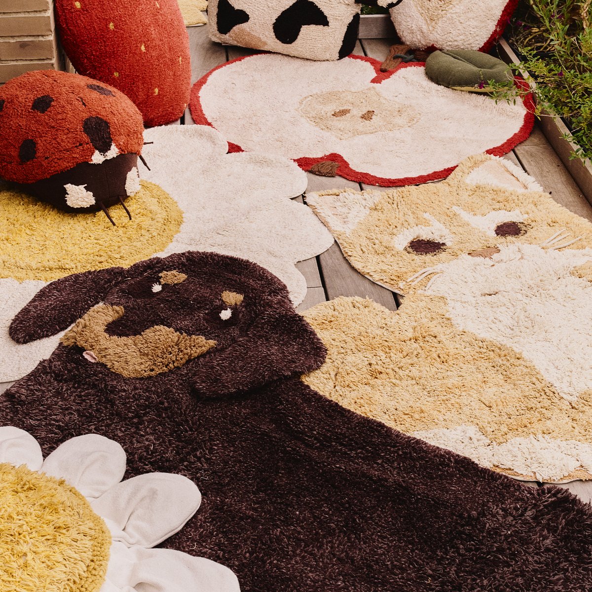 Tapis lavable Chien Jack PETALS & PALS gris foncé, grain de café, ocre, rose, LORENA CANALS