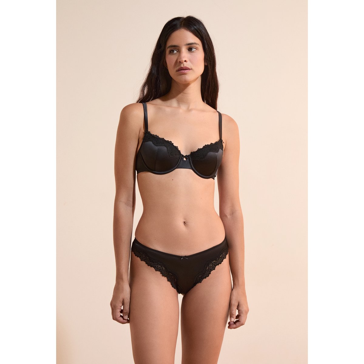 Tanga satiné avec détails dentelle CHUCHOTEE noir, ETAM