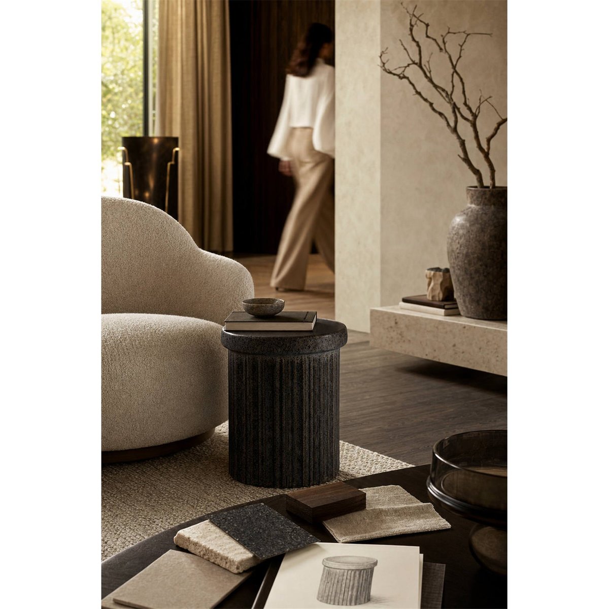 Tabouret en céramique au relief strié noir moucheté, RECOLLECTION